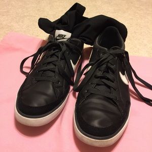 WOMEN'S NIKE SWISH BLACK & WHITE LACE UP SNEAKER